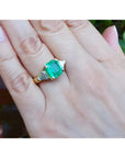 Anillo de oro 18K con esmeralda colombiana de 4.16 ct verde brillante y diamantes en mano.