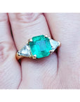 Anillo de oro 18k con esmeralda colombiana verde brillante de 4.16 ct y diamantes laterales.