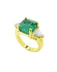 Anillo de oro 18K con esmeralda colombiana Muzo de 4.16 ct y diamantes triangulares.