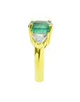 Anillo de oro 18K con esmeralda colombiana verde brillante de 4.16 ct y diamantes.