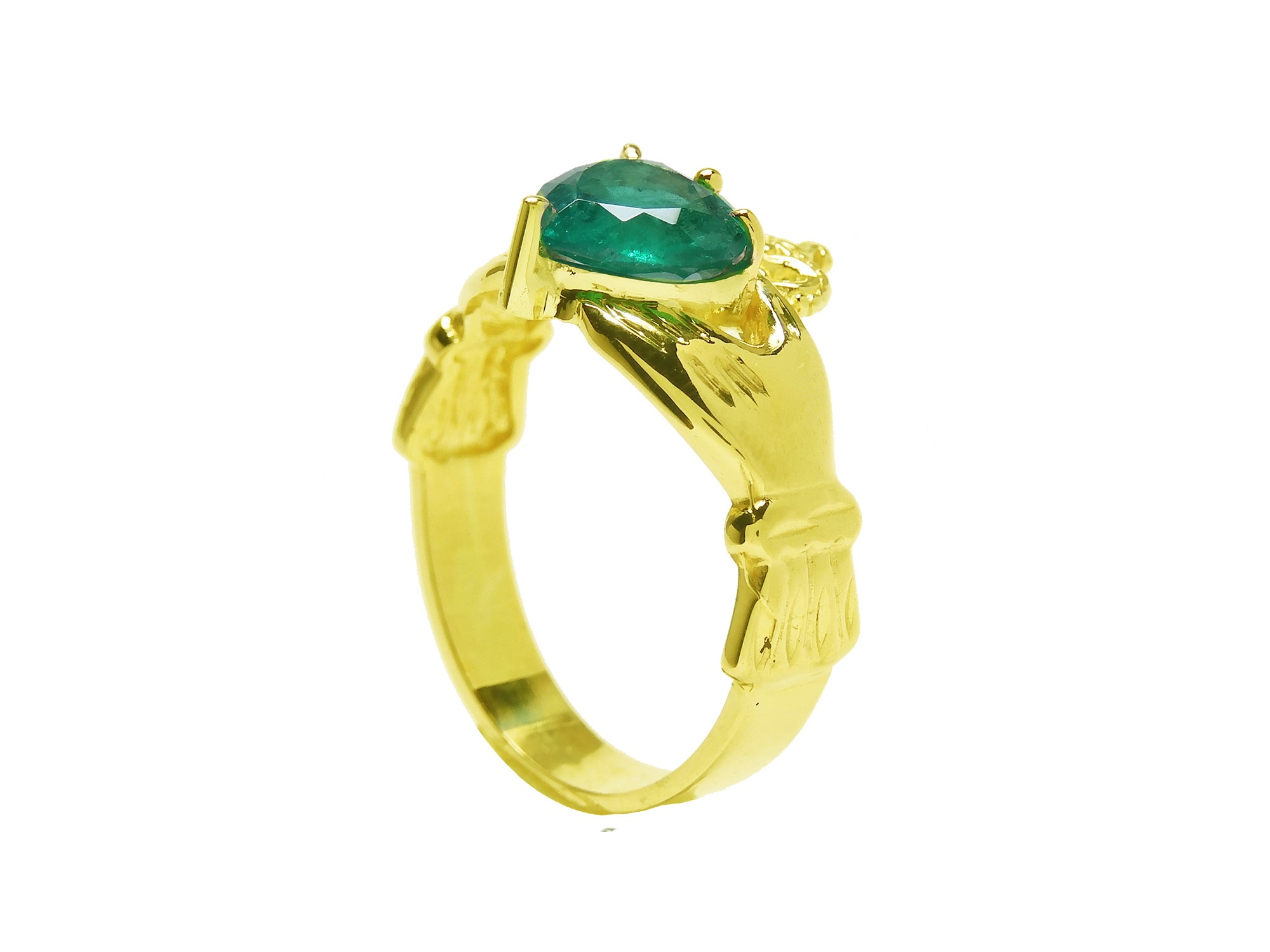 The half side position of this emerald claddagh ring in yellow gold shows the top and side profile.