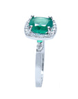 The side view of this colombian emerald ring displays the top, shoulder and band profile.