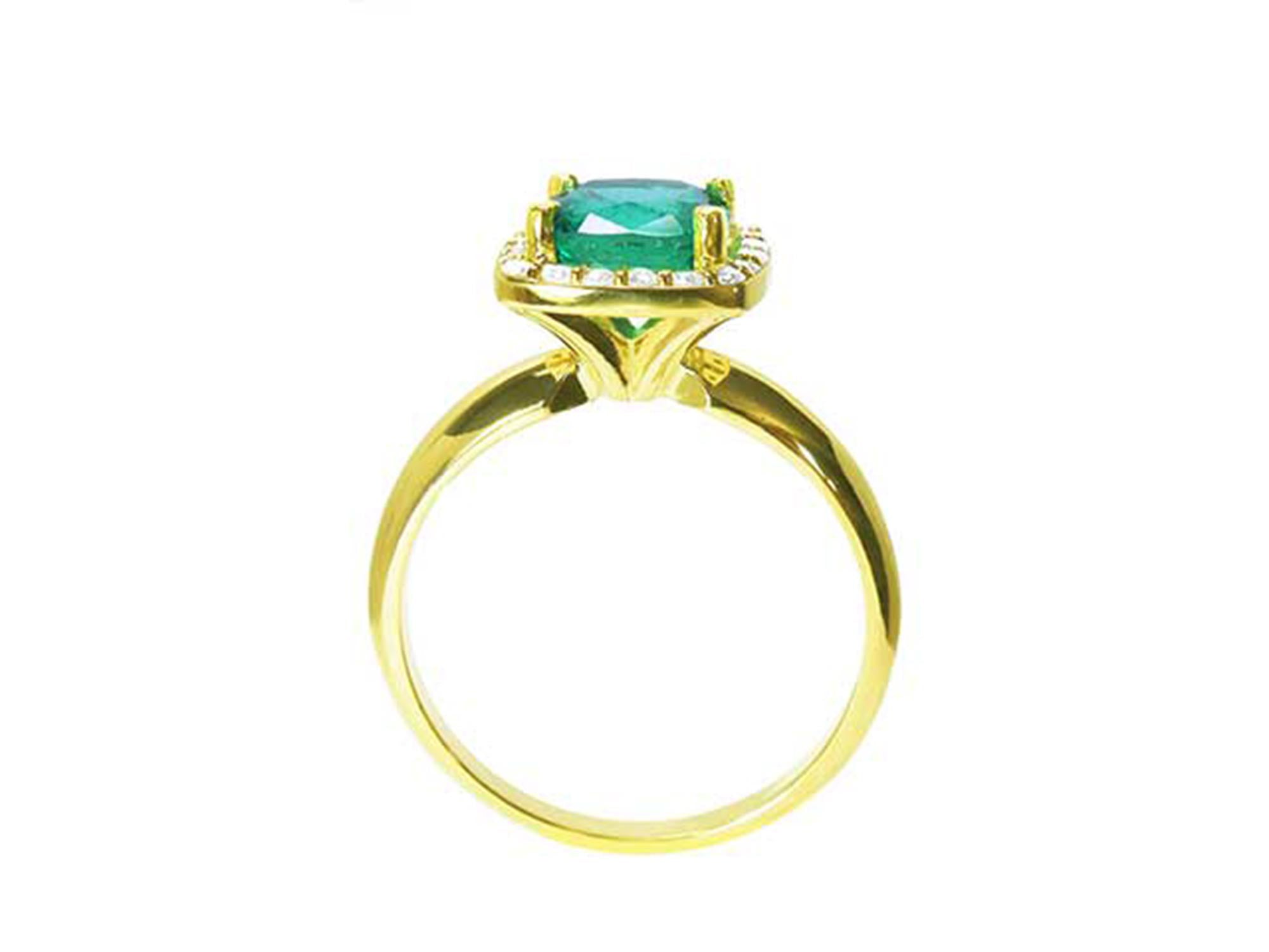 The lateral side of this Colombian emerald cushion cut ring shows the top setting, gallery and band profile.