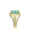 Anillo de oro 18k con esmeralda colombiana rectangular de 2.86 ct y tres filas de diamantes.