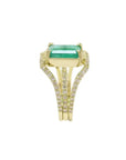 Anillo de oro 18k con esmeralda colombiana rectangular de 2.86 ct y tres filas de diamantes.