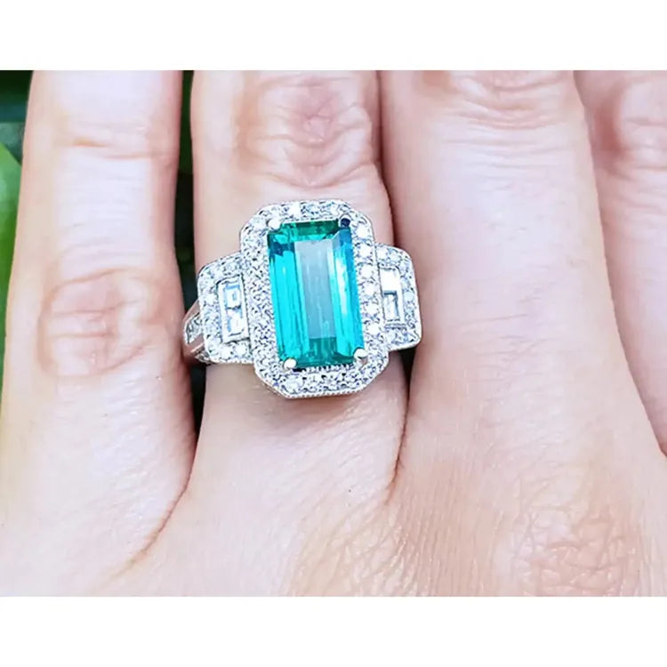 Fina esmeralda Colombiana en anillo de compromiso 18k