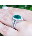 Anillo de compromiso de oro 18k con esmeralda colombiana corte pera de 4.02 ct y diamantes.
