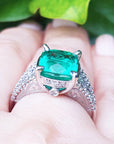 Women's ring with emerald and diamonds