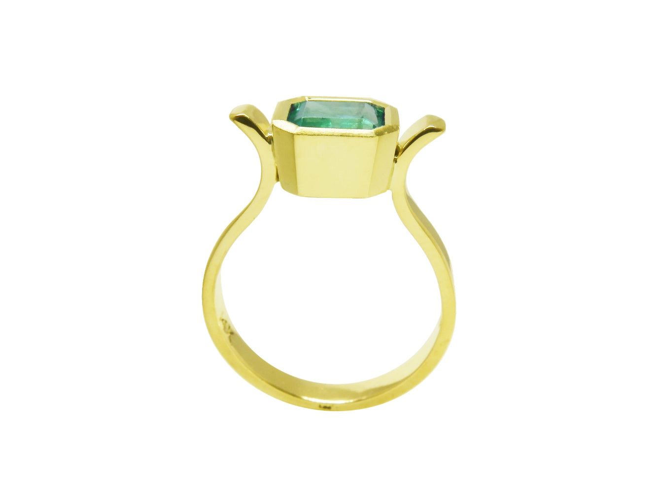 The lateral side of this a colombian emerald solitaire ring bezel set displays top setting, gallery and band design
