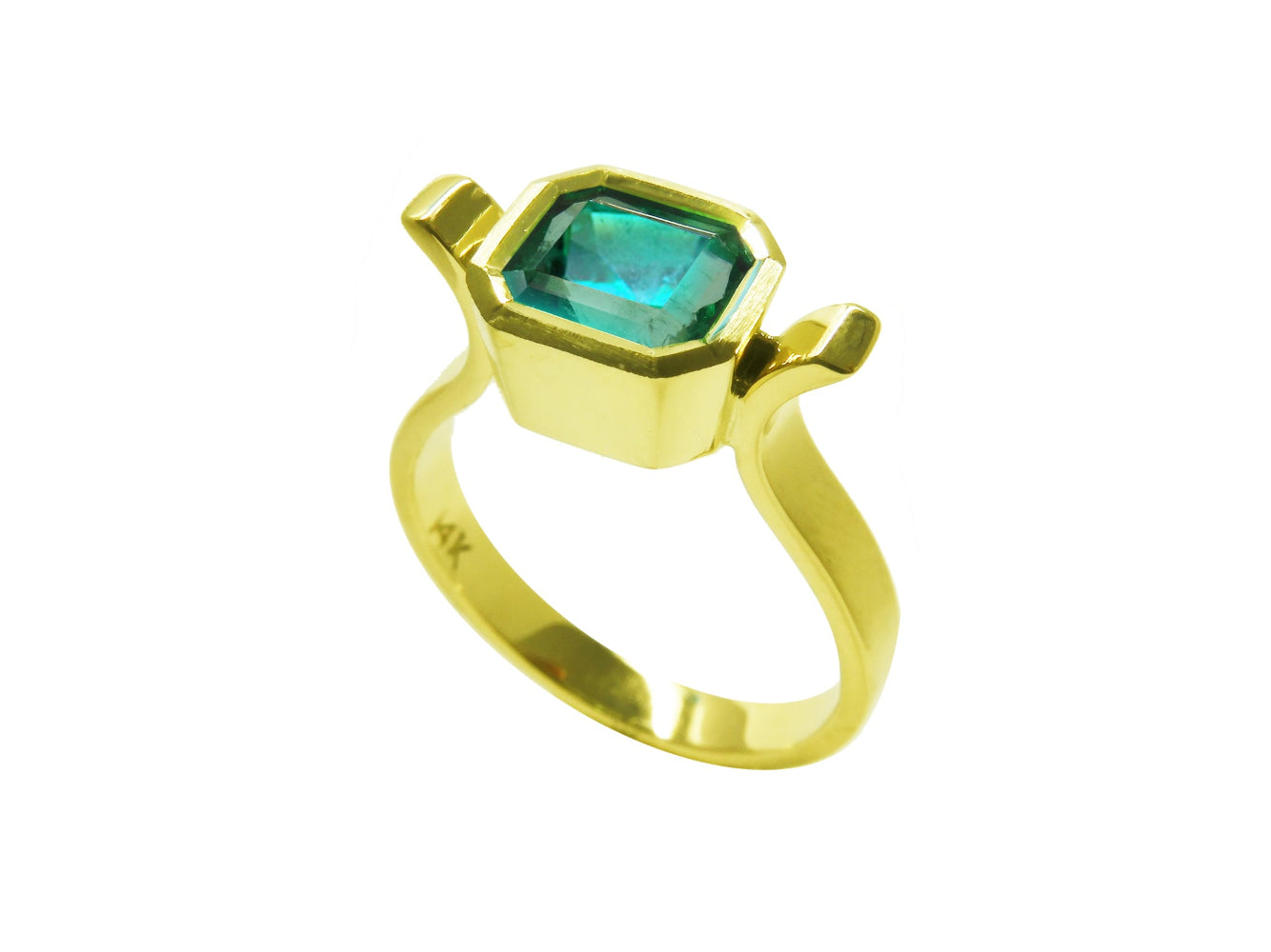 From its partial side angle this emerald solitaire ring bezel set shows the profile side.