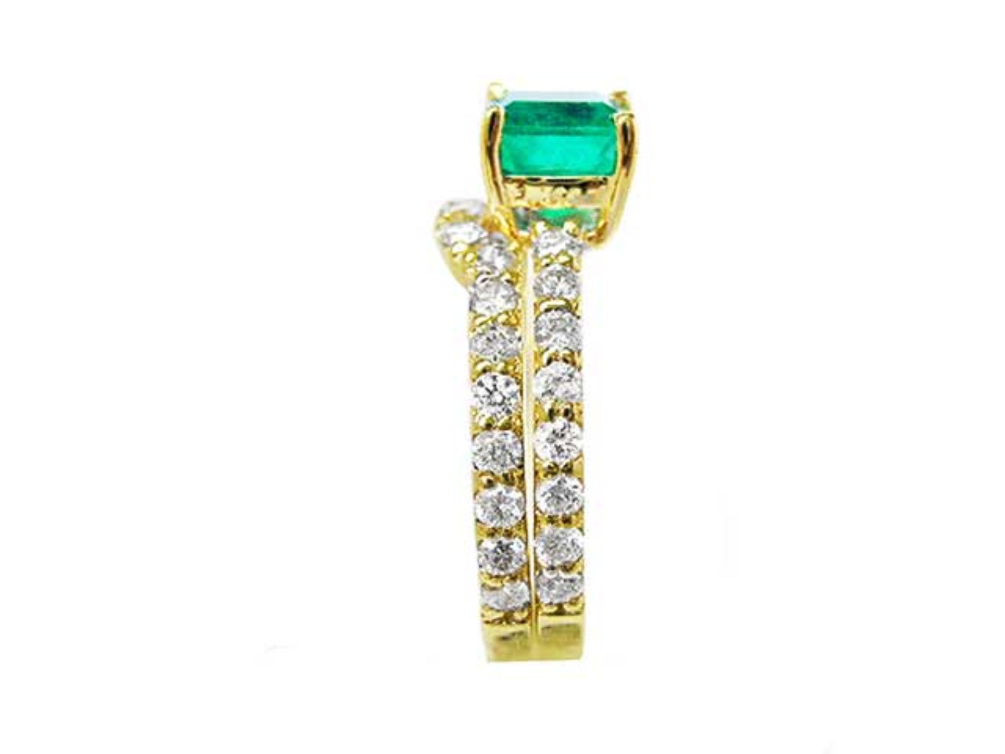 This emerald bridal ring with matching band set displays the top main gemstone and side bands profile.