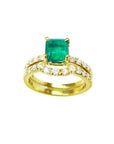 An emerald bridal ring with set matching band with diamonds en 14k yellow gold.
