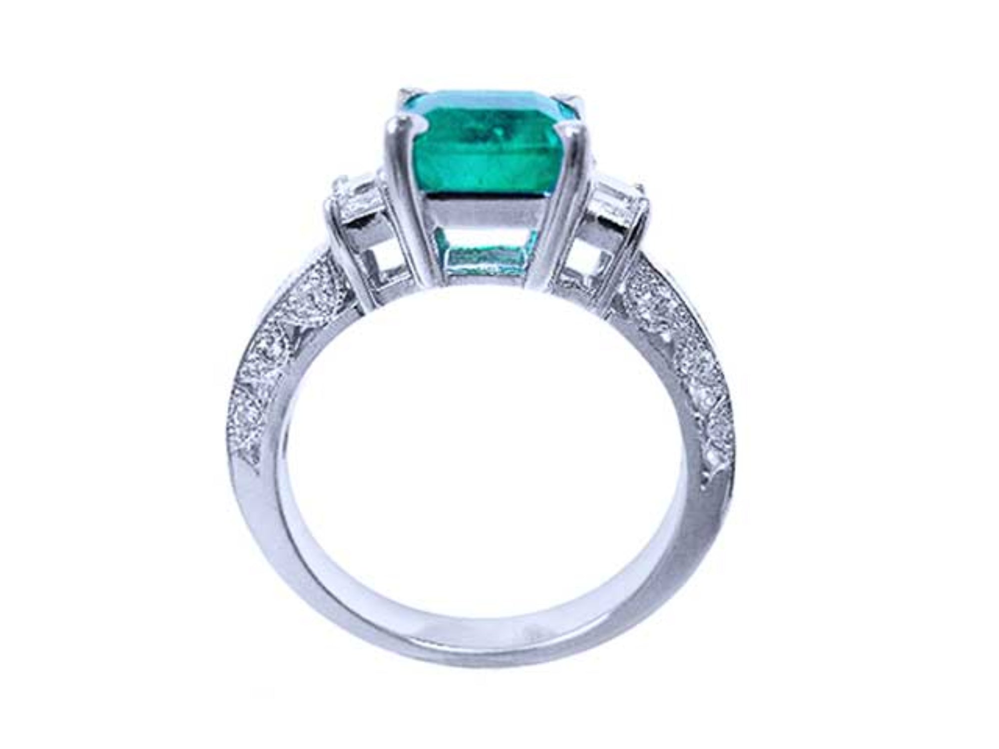This USA made real Colombian emerald ring is displaying the lateral side profile, top, gallery and band are visibles.