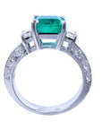 This USA made real Colombian emerald ring is displaying the lateral side profile, top, gallery and band are visibles.