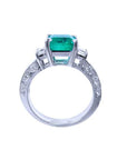 This USA made real Colombian emerald ring is displaying the lateral side profile, top, gallery and band are visibles.
