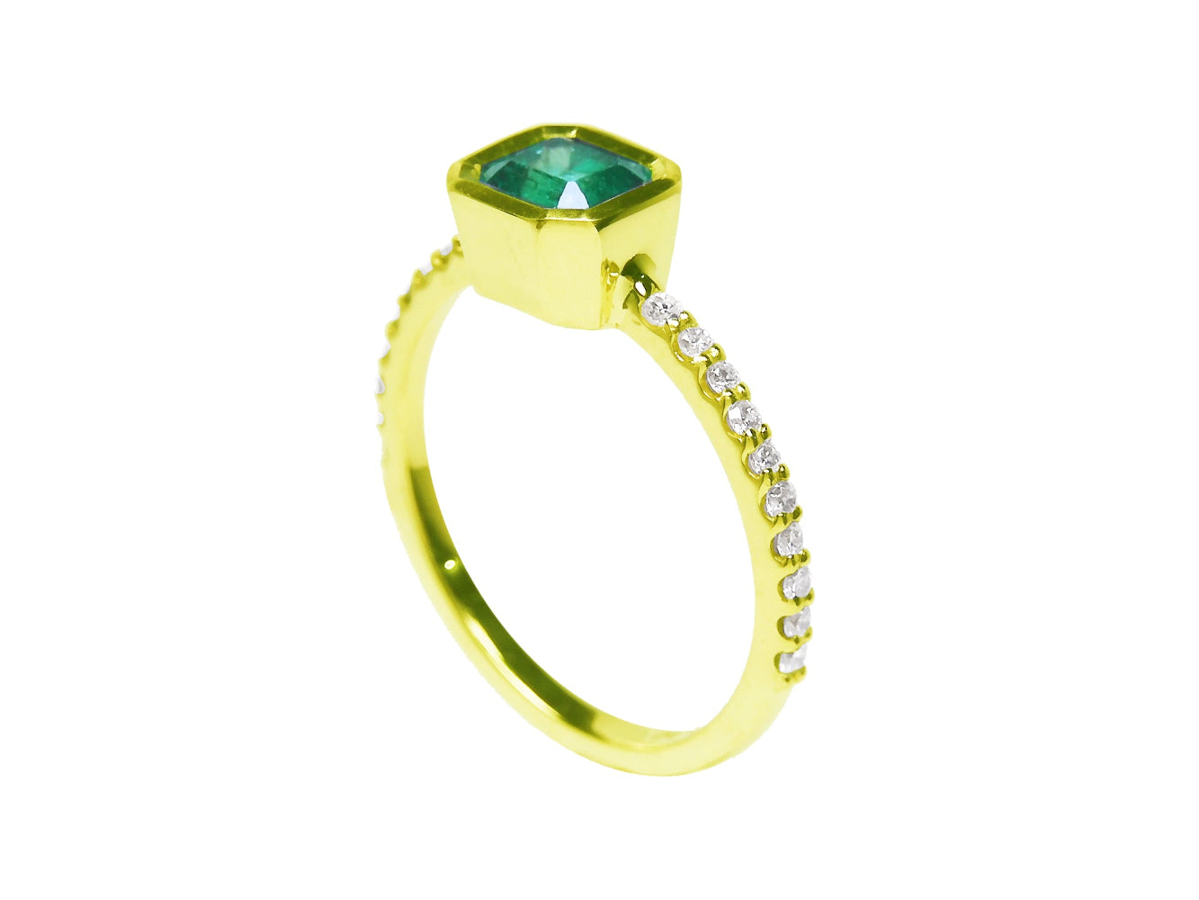 The top bezel setting and side band with diamonds perspective are visibles in this yellow gold emerald ring.
