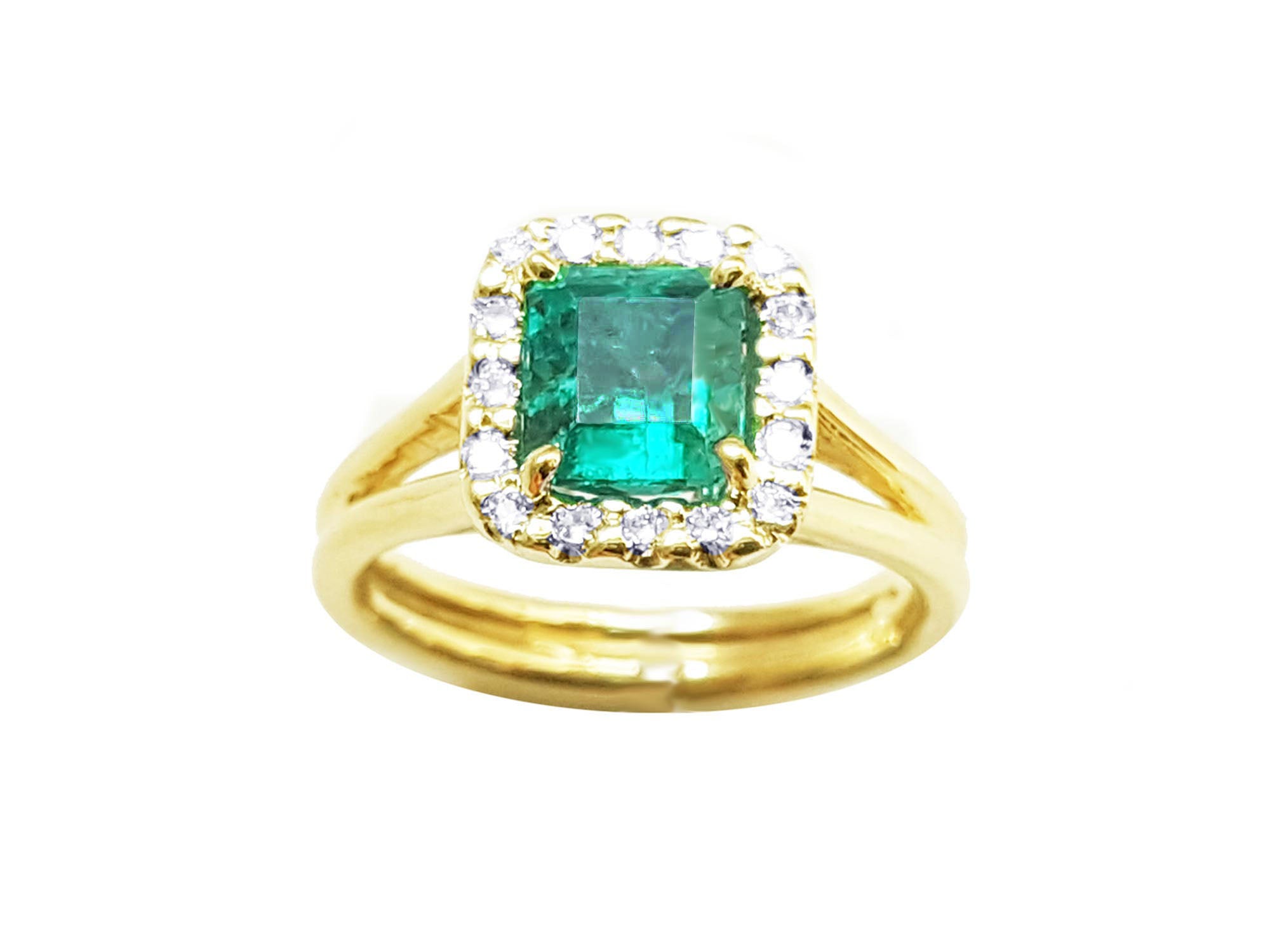 Topside and halo diamond of this colombian emerald ring displayed with both sides profile in yellow gold.