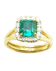 Topside and halo diamond of this colombian emerald ring displayed with both sides profile in yellow gold.