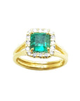 Topside and halo diamond of this colombian emerald ring displayed with both sides profile in yellow gold.