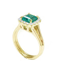 From its half side view this yellow gold emerald ring is visibles the top and split shank profile.