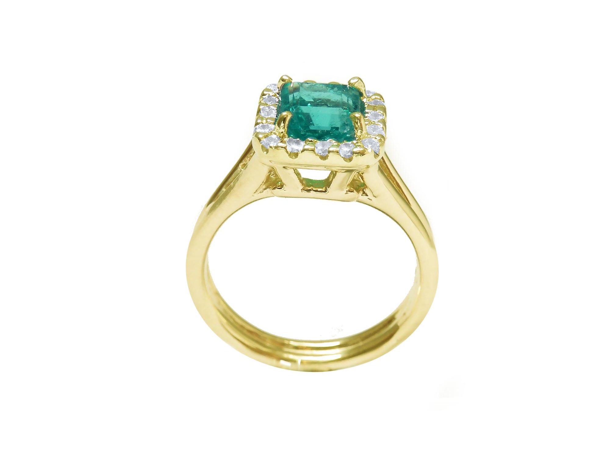 A yellow gold emerald ring on its lateral position that shows the top setting, gallery and band profiles.