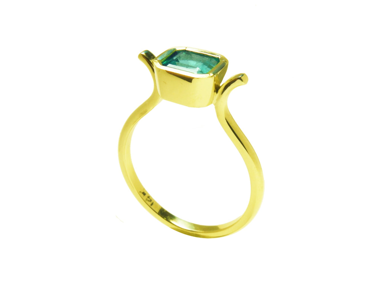 Top and gallery profile of a solitaire emerald ring bezel set in yellow gold