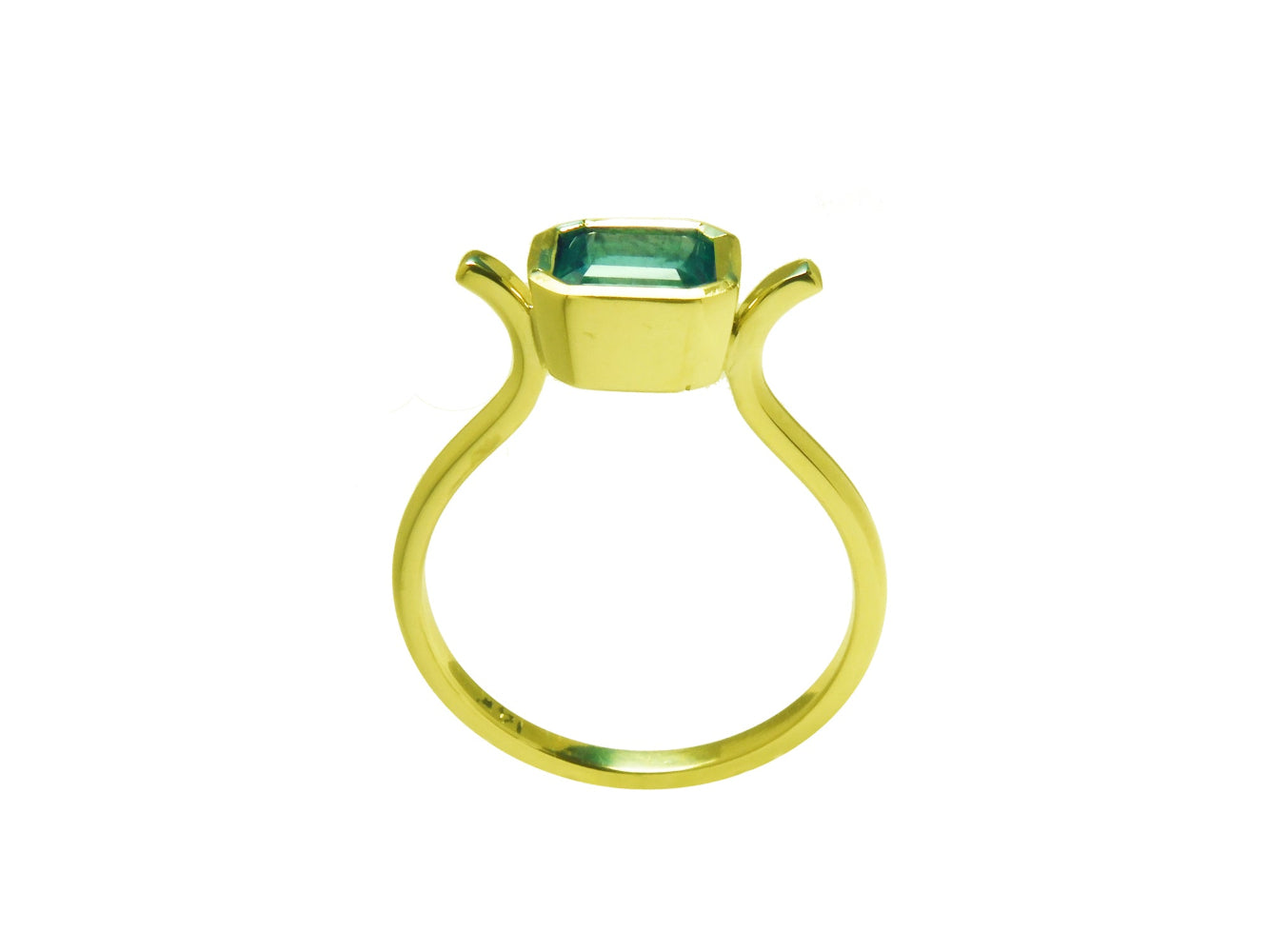 Plain lateral profile of a solitaire emerald ring bezel set in yellow gold
