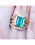 Anillo para dama con una esmeralda rectangular sobre tres aros con diamantes naturales en oro amarillo de 18k.