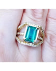 Anillo para dama con una esmeralda rectangular sobre tres aros con diamantes naturales en oro amarillo de 18k.