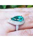 Anillo de oro blanco 14k con esmeralda colombiana corte pera 3.35 ct y diamantes.
