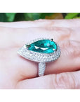 Anillo de oro blanco 14k con esmeralda colombiana corte pera 3.35 ct y diamantes.
