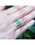 Anillo de oro 18k con esmeralda colombiana verde medio 2.86 ct. y tres filas de diamantes naturales.