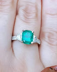 Esmeralda Colombiana y diamantes trapezoides laterales en anillo para mujer.