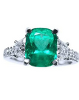 Anillo de compromiso con esmeralda colombiana corte cojín y diamantes naturales en oro blanco de 18k.