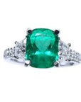 Anillo de compromiso con esmeralda colombiana corte cojín y diamantes naturales en oro blanco de 18k.