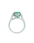 Anillo de oro blanco 14k con esmeralda colombiana corte cojín de 3.92 ct y halo de diamantes.