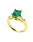 Top and lateral view of a 14k gold emerald ring with side diamonds.