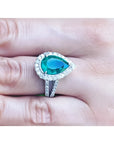 Anillo de compromiso de oro blanco con esmeralda pera de 4.02 ct rodeada de diamantes.