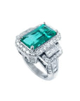 Anillo de compromiso de oro blanco 18k con esmeralda colombiana rectangular de 2.99 ct y diamantes.