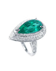 Perfil izquierdo de una sortija de oro blanco con una esmeralda corte pera y diamantes naturales.