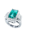 Anillo de compromiso de oro blanco 18k con esmeralda colombiana rectangular de 2.99 ct y diamantes.