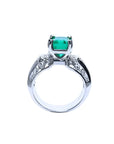 Anillo de mujer en oro blanco de 18K con esmeralda colombiana verde profundo y diamantes, estilo antiguo.