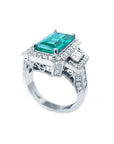 Anillo de compromiso de oro blanco 18k con esmeralda colombiana rectangular de 2.99 ct y diamantes.