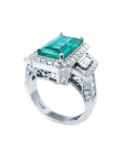 Anillo de compromiso de oro blanco 18k con esmeralda colombiana rectangular de 2.99 ct y diamantes.