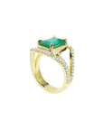 Anillo de oro 18k con esmeralda colombiana rectangular y tres filas de diamantes naturales.