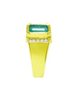 The side profile of this men's emerald ring in yellow gold, displays the top setting, shoulder and band design.