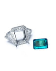Anillo de oro blanco 18K con diamantes y esmeralda colombiana rectangular de 3.98 ct.
