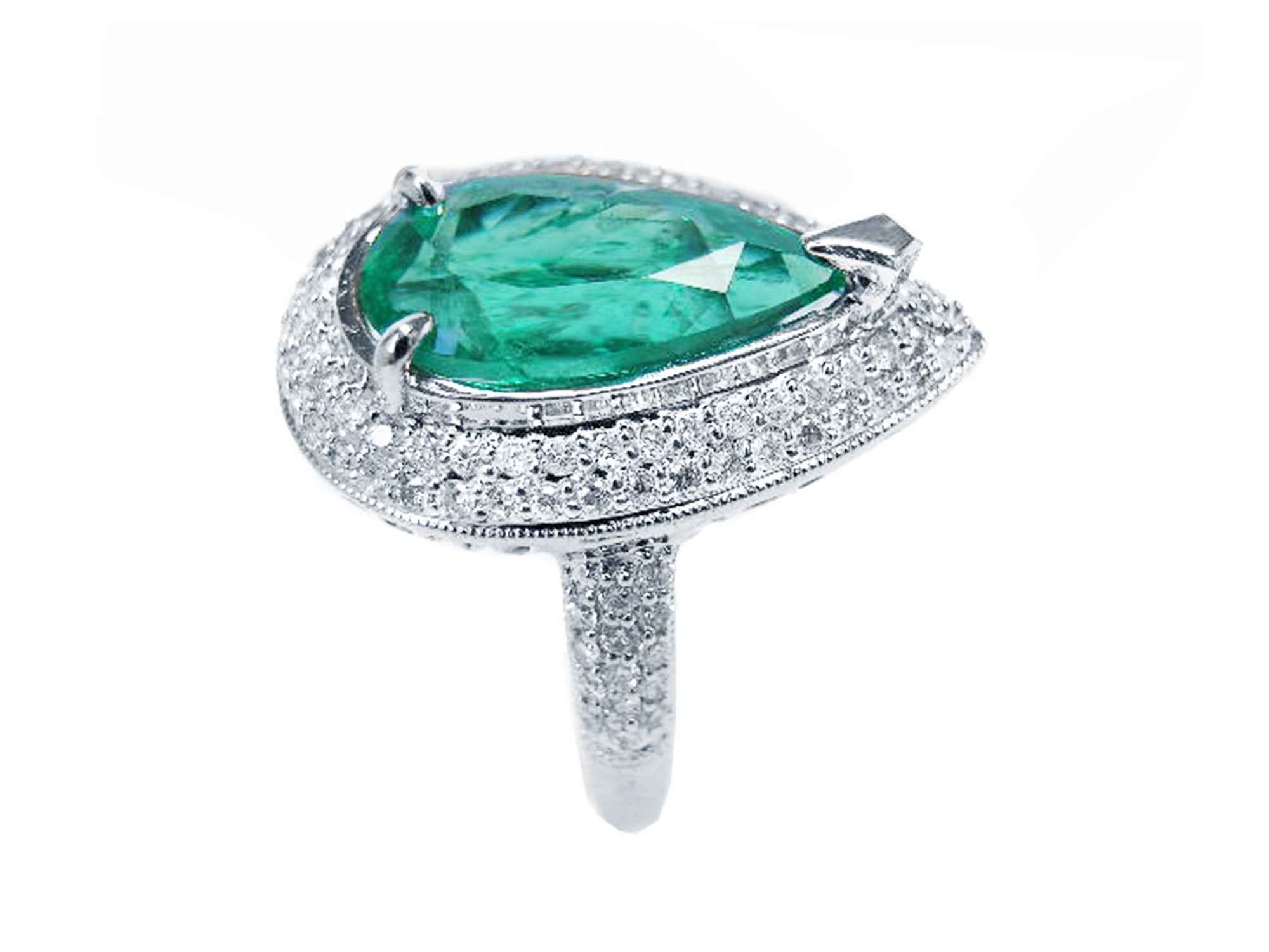 Anillo para mujer con esmeralda corte de pera y diamantes en oro blanco