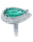 Anillo para mujer con esmeralda corte de pera y diamantes en oro blanco