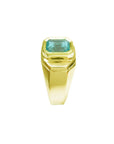 The side vie position of this yellow gold emerald ring for man shows the top bezel setting and side profile.